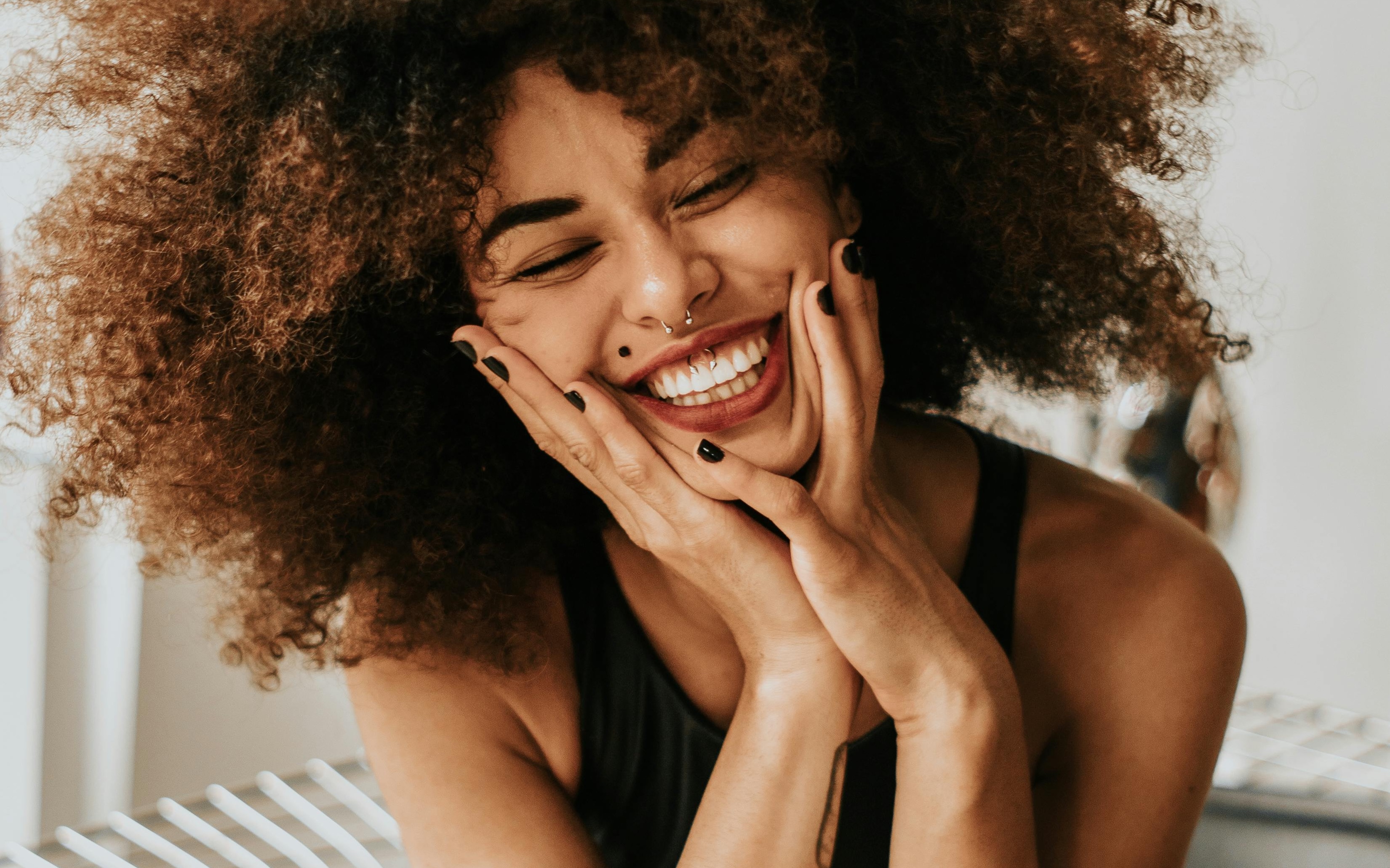 glad kvinna utan rosacea